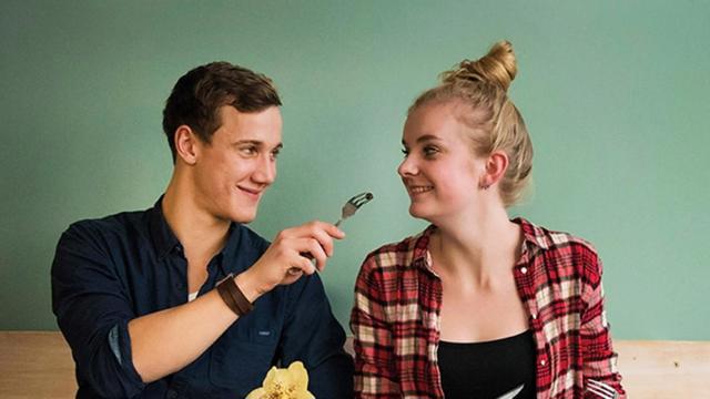 Man geeft vrouw een boon om te eten