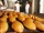 Afgebakken broodjes komen uit de machine - Online kennismaking met bakkerijtechnologie