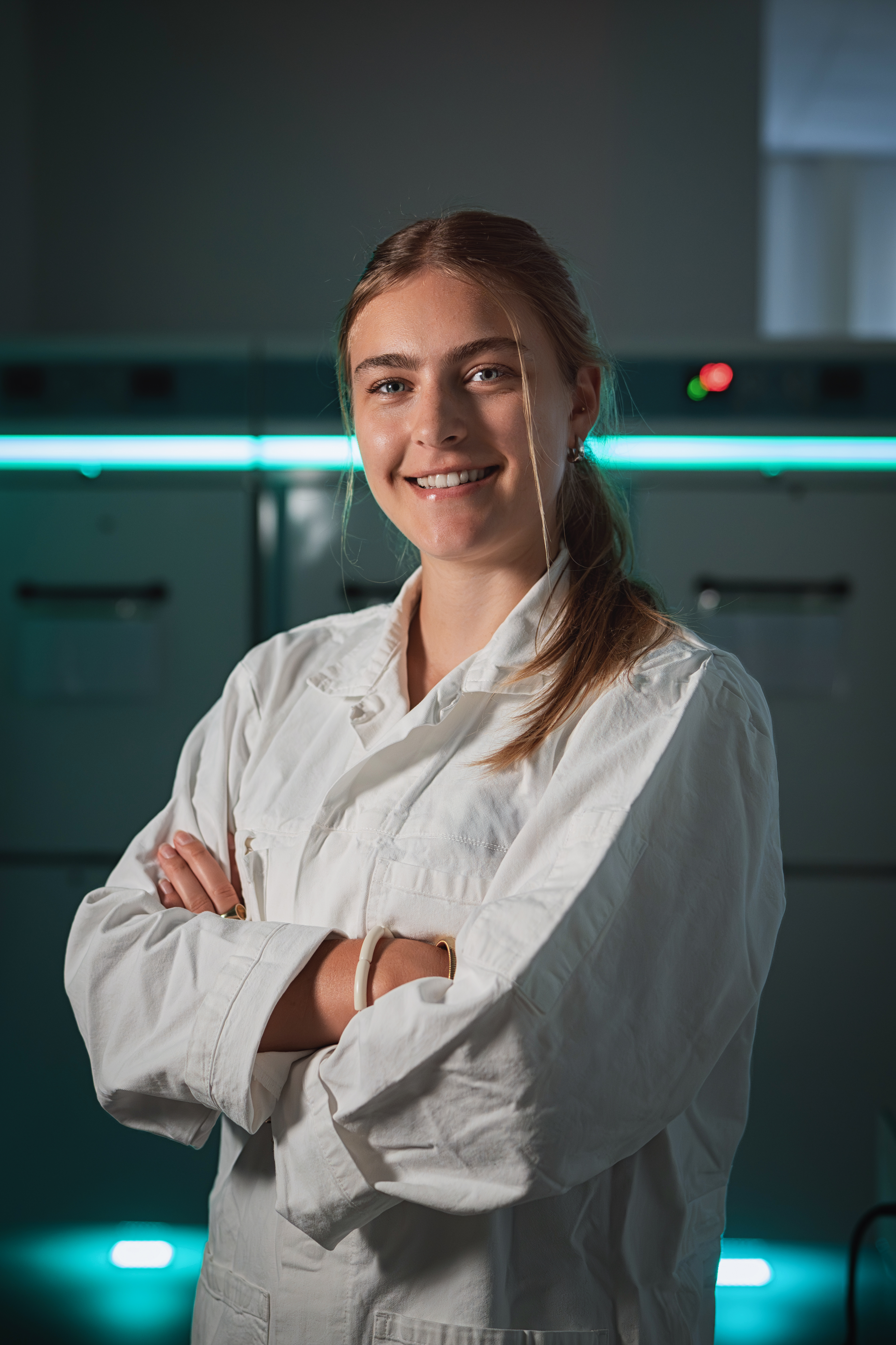 Lachend in een labjas