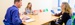Studenten overleggen met docent
