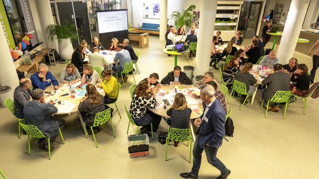 Groepjes mensen in gesprek met elkaar
