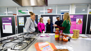 Student geeft uitleg in de Food Innovation keuken
