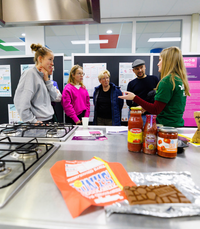 Student geeft uitleg in de Food Innovation keuken