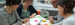 Personen aan een tafel die bezig zijn met een brainstormsessie - Cursus idee ontwikkeling voor food concepten