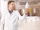 Man in labjas kijkt naar een fles melk in zijn hand - Online basiscursus zuiveltechnologie