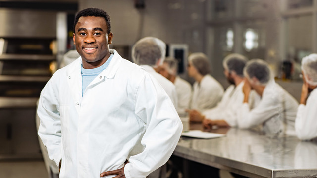 student voedingsmiddelentechnologie in bakkerslab