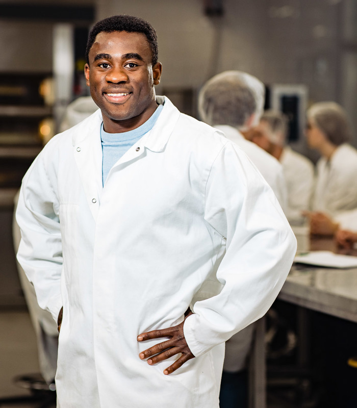 student voedingsmiddelentechnologie in bakkerslab