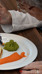Vrouw eet 3D geprint eten