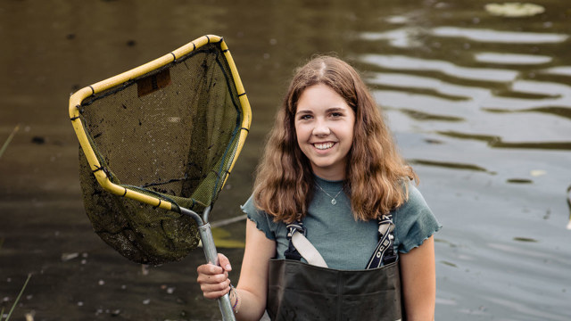 Student Toegepaste Biologie in vijver voor onderzoek