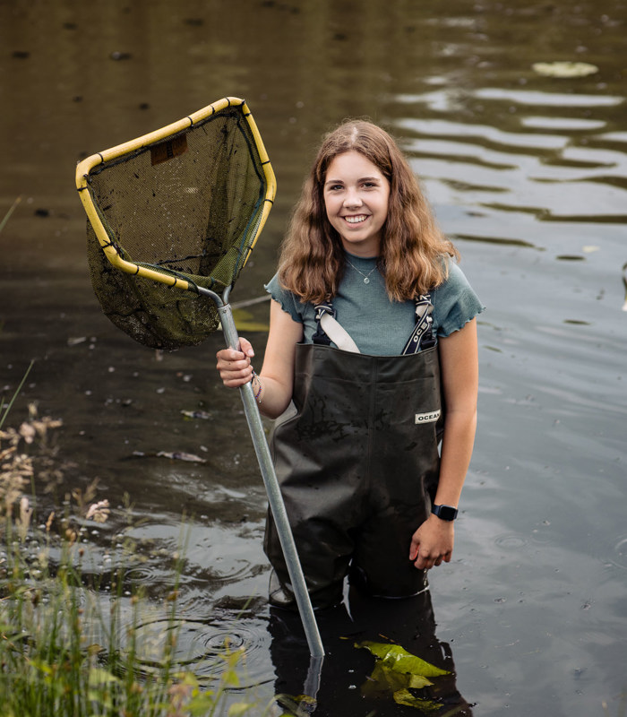 Student Toegepaste Biologie in vijver voor onderzoek