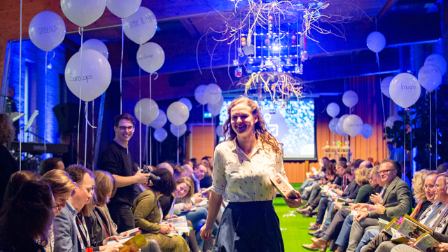 Student loopt langs publiek met product