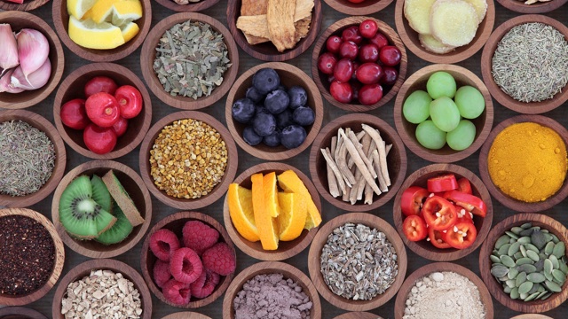 Kleine bakjes met verschillende soorten etenswaren