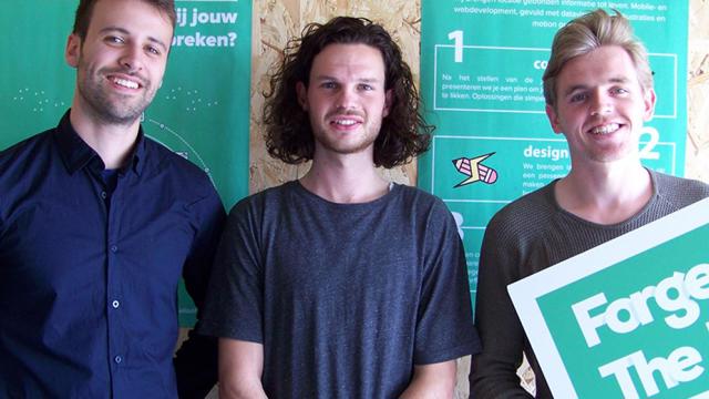 Personen met bord Forget The Fish