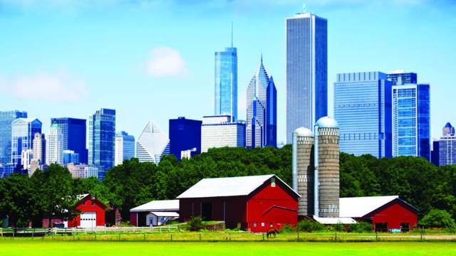 Boerderij met daarachter een stad