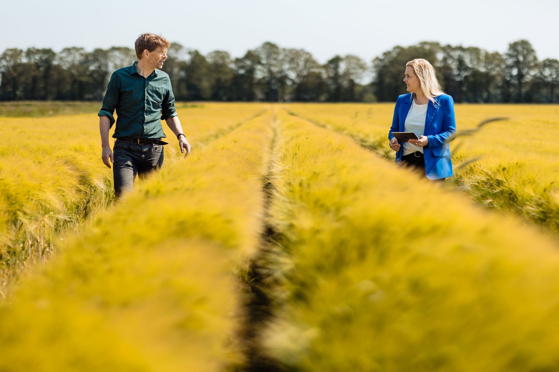 man en vrouw in akker