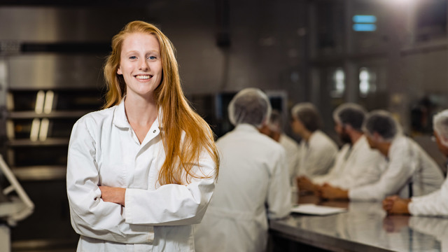 student voedingsmiddelentechnologie in bakkerslab