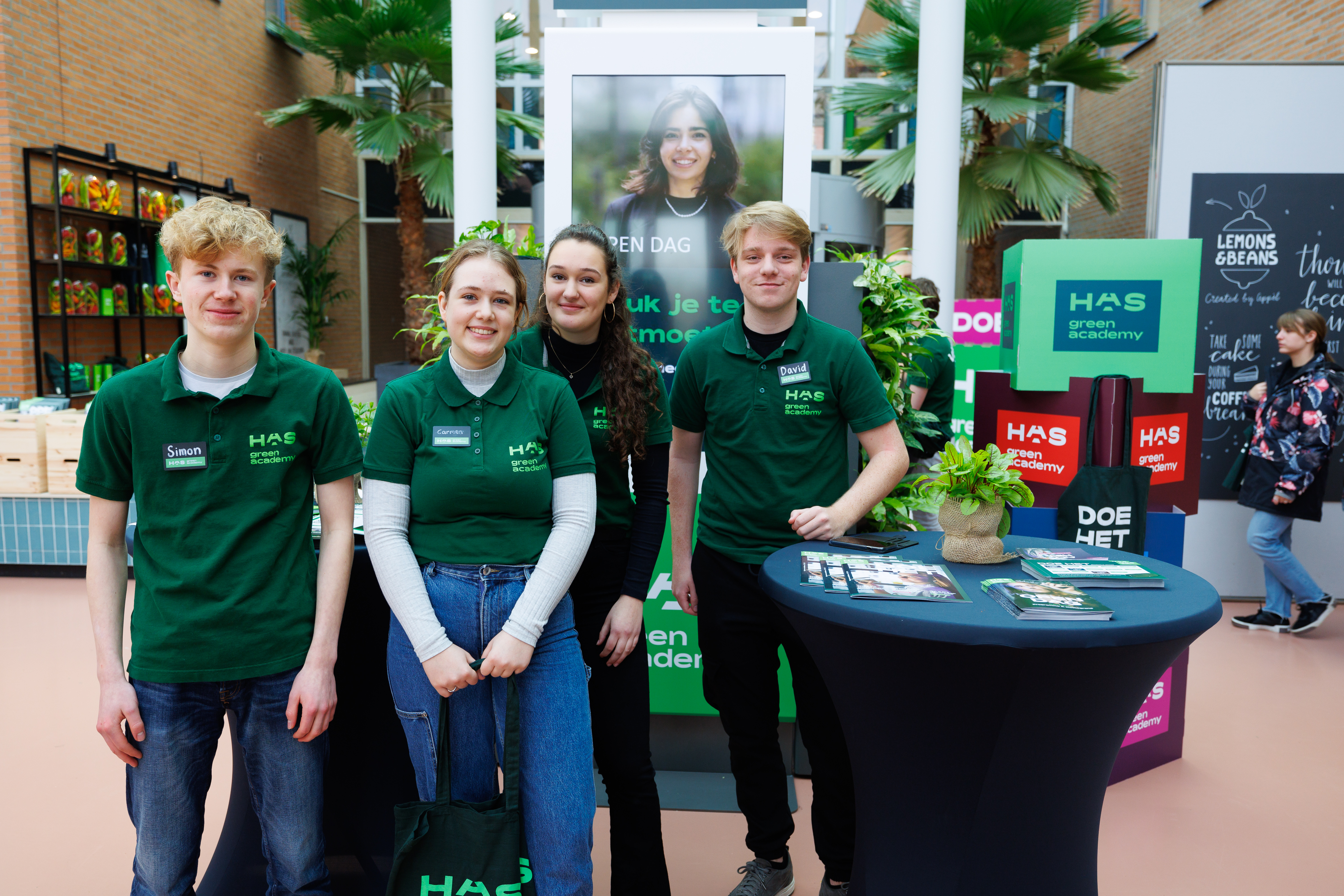 Studenten bij het ontvangstpunt op de open dag in Den Bosch