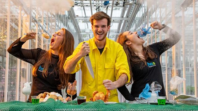 Drie studenten met hun producten