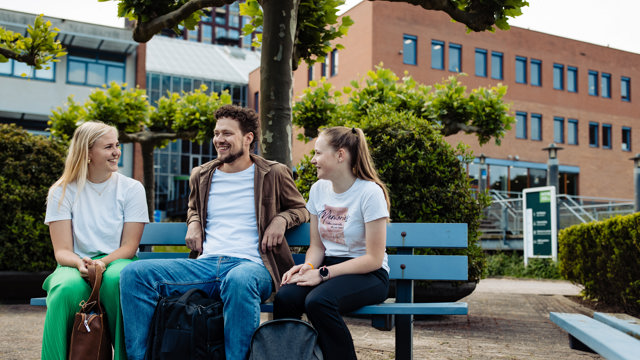 HAS bankje met lachende studenten