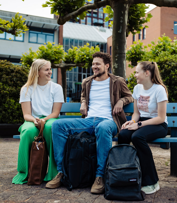 HAS bankje met lachende studenten