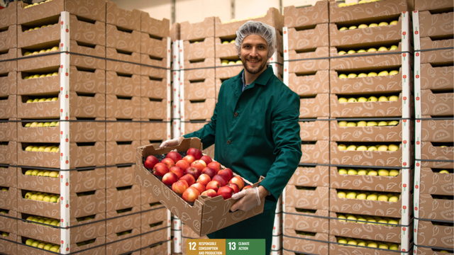 man met doos appels