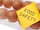 Post-it met tekst 'Food safety' op eieren geplakt - Cursus voedselveiligheid en houdbaarheid