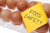 Post-it met tekst 'Food safety' op eieren geplakt - Cursus voedselveiligheid en houdbaarheid