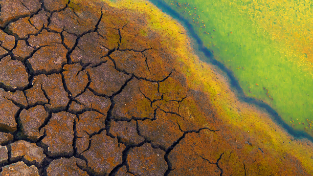 Luchtfoto van scheuren in de grond en gekleurde vloeistoffen - Module de aanpak van bodemverontreiniging