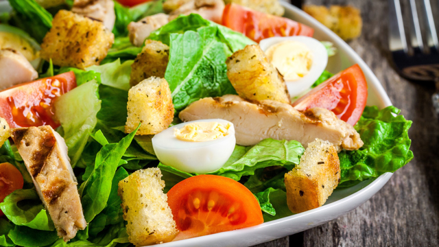 salade met krokant kaasproduct