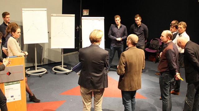 Meerdere personen kijken naar flipover borden