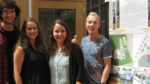 Studenten bij poster