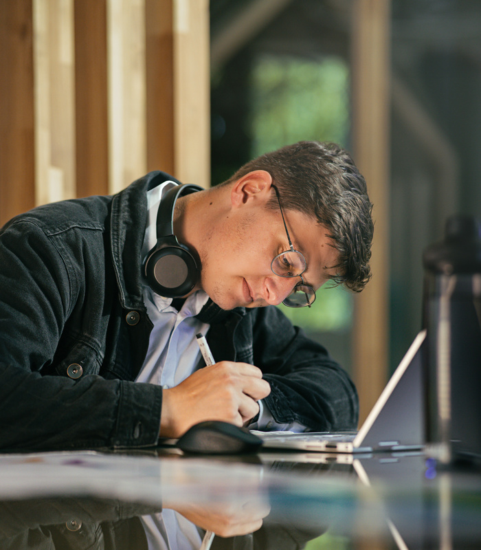 Jongen achter laptop