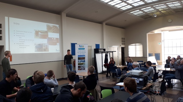 Studenten luisteren naar eindpresentaties