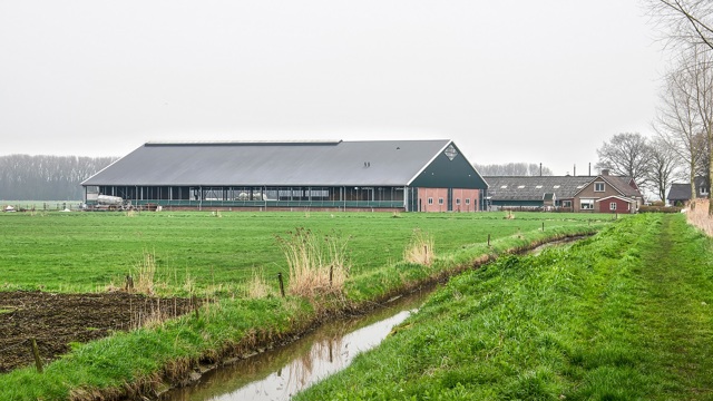 sloot bij boerderij