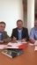 Drie mannen die een contract ondertekenen