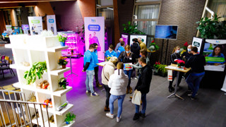bezoekers kijkend naar opleidingen tijdens open dag vestiging den bosch