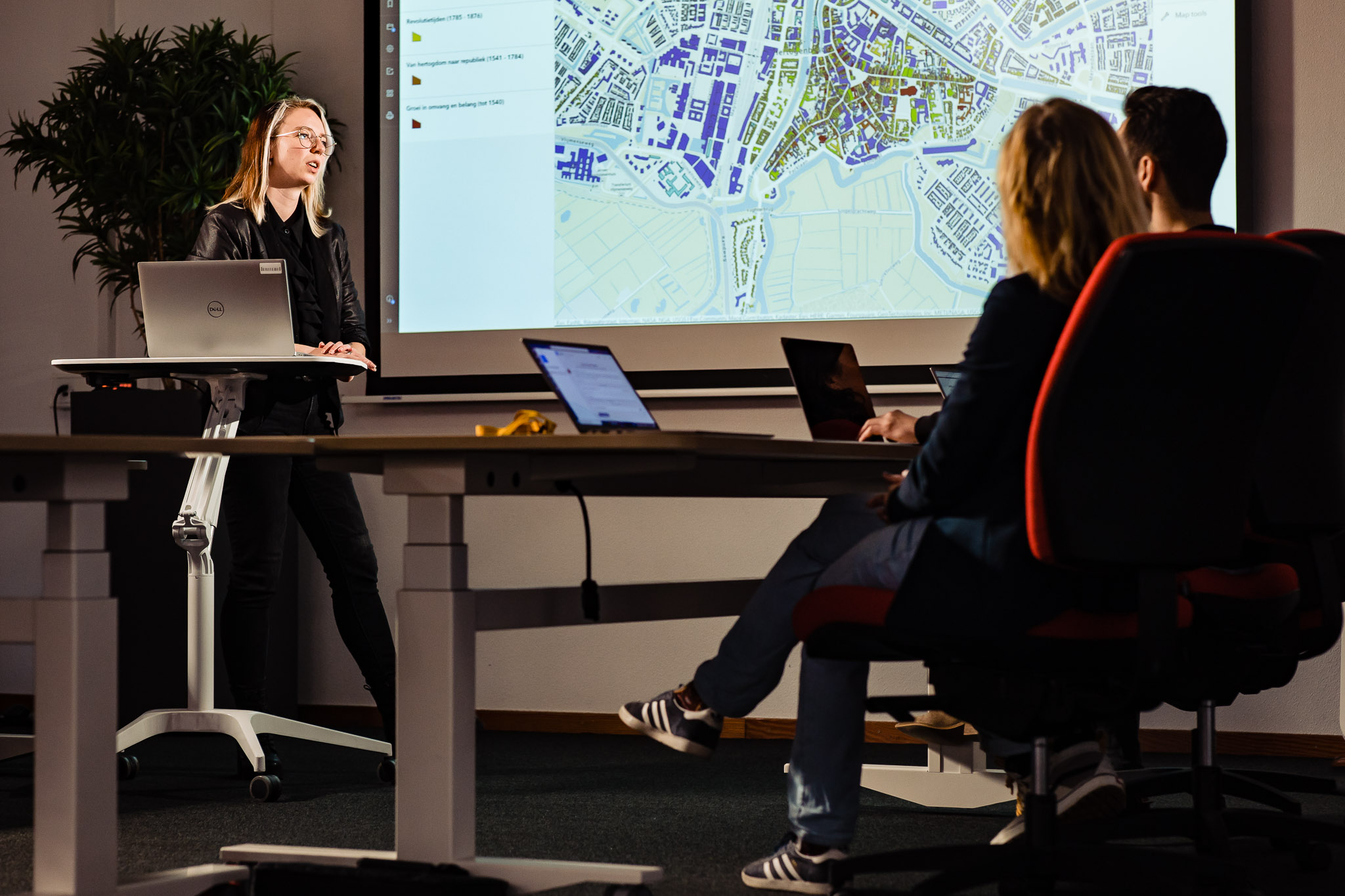 Man en vrouw achter computers