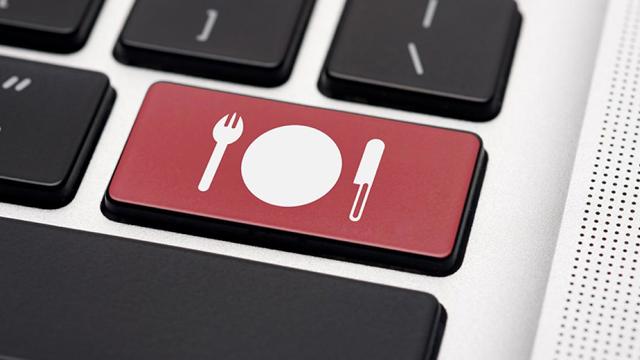 Rode toets op toetsenbord met afbeelding bord met bestek