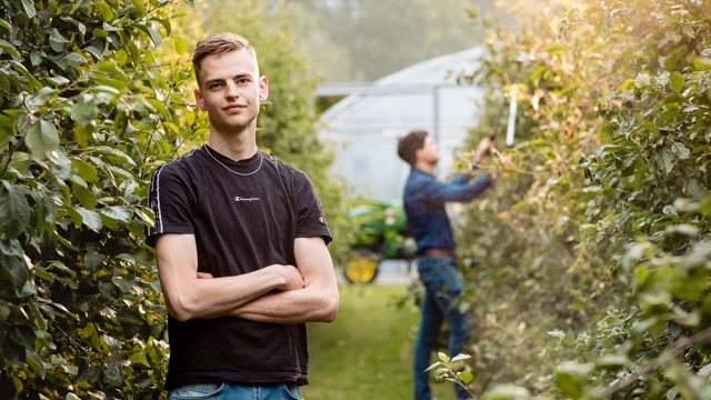 Student Tuinbouw en akkerbouw in boomgaard