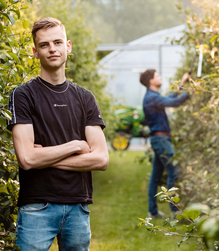 Student Tuinbouw en akkerbouw in boomgaard