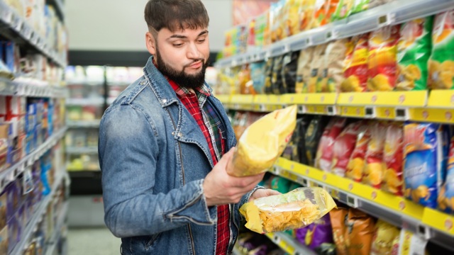 Consument in supermarkt