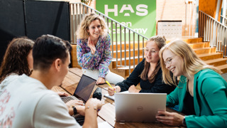 HAS studenten in overleg met docent