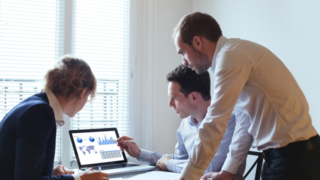 mensen rondom datadashboard