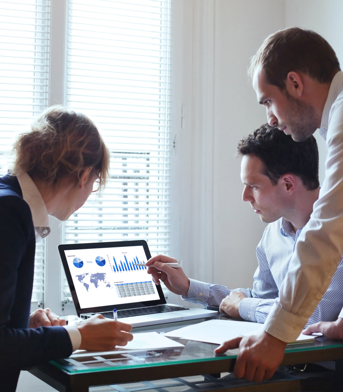 mensen rondom datadashboard