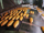 Afgebakken broodjes komen uit de machine - Cursus bakkerijtechnologie