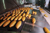 Afgebakken broodjes komen uit de machine - Cursus bakkerijtechnologie