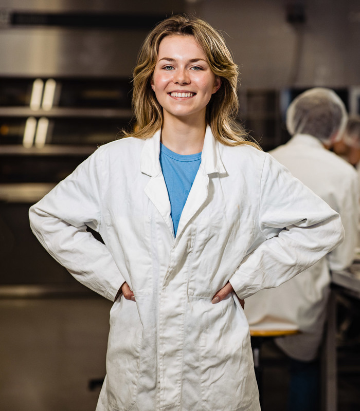 student voedingsmiddelentechnologie in bakkerslab