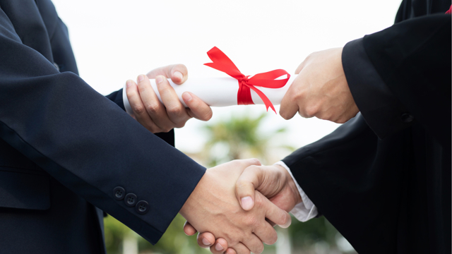 Handen schudden en document wordt overgegeven