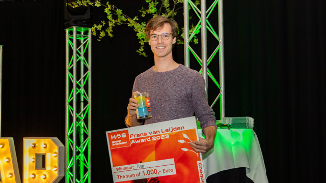 Ivar with award