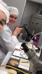 Studenten achter microscoop